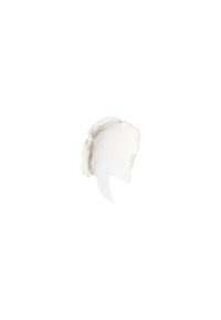 Texture crémeuse blanche étalée en forme circulaire, lisse avec des bords bien définis, sur un fond blanc uni.