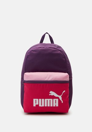 Fioletowy i czerwony plecak z różową przednią kieszenią, z logo Puma w kolorze białym, suwakami oraz regulowanymi paskami.