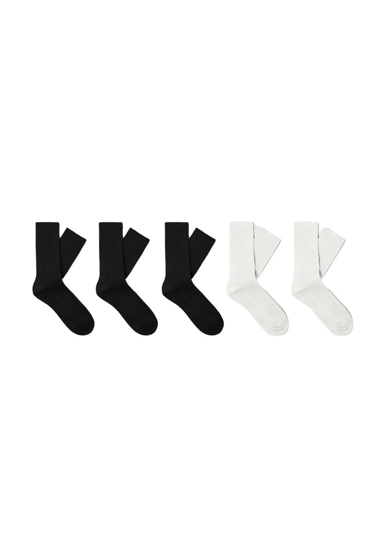 Tres pares de calcetines negros y dos pares de calcetines blancos, cada par con un calcetín ligeramente levantado detrás del otro, sobre un fondo blanco.