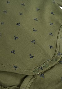 Olijfgroen rompertje met een klein marineblauw bloemenpatroon. Voorzien van een zachte, geribbelde textuur, drukknoopsluiting en ronde halslijn.