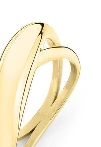Gouden ring met een gladde, gepolijste oppervlakte en een slank, verweven ontwerp; afgeronde vorm met een glanzende afwerking.