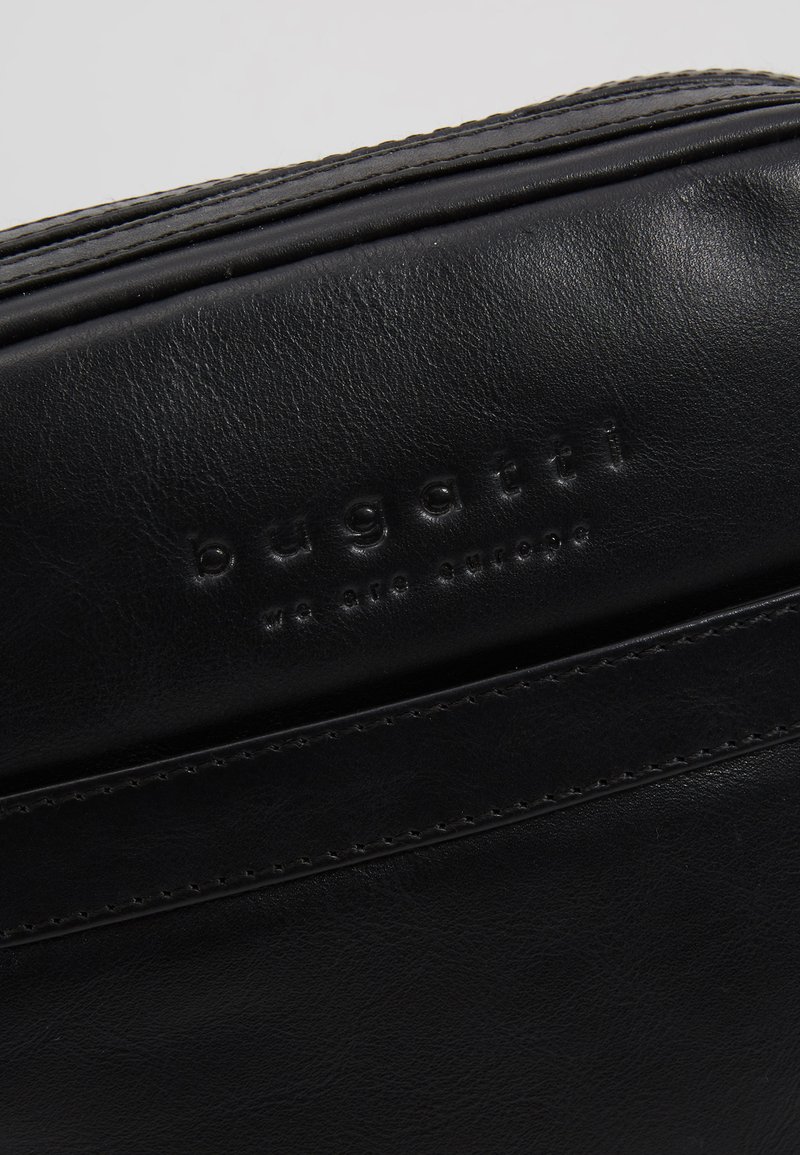 Zbliżenie czarnej skórzanej torby z wypukłym logo Bugatti i tekstem "jesteśmy Europą" pod precyzyjnym przeszyciem.