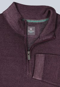 Bordeauxfarbener Pullover mit Halb-Reißverschluss, geripptem Kragen und Bündchen, Taschendetails und einem grünen Akzent innen. Das Etikett trägt die Aufschrift "Engbers Deutschland."