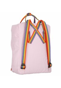 Rózsaszín szövet hátizsák, szivárványcsíkos állítható vállpántokkal és fogantyúval, minimalista dizájnnal és sima felülettel.