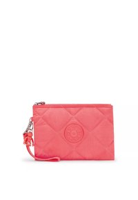 Quilted pink taske lavet af blød materiale, med et rundt logo, lynlåslukning og en håndledsrem med en lille charme vedhæftet.