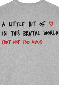 Maglietta grigia in cotone con testo nero audace, grafica di un cuore rosso e testo accentuato in rosso, che trasmette un messaggio sul mondo.