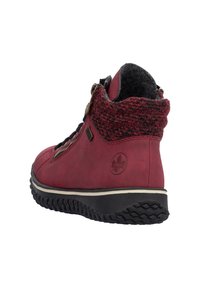Bottine en cuir rouge avec un col en tricot texturé, lacets noirs, zips sur les côtés et semelle en caoutchouc dotée d'un motif de semelle.