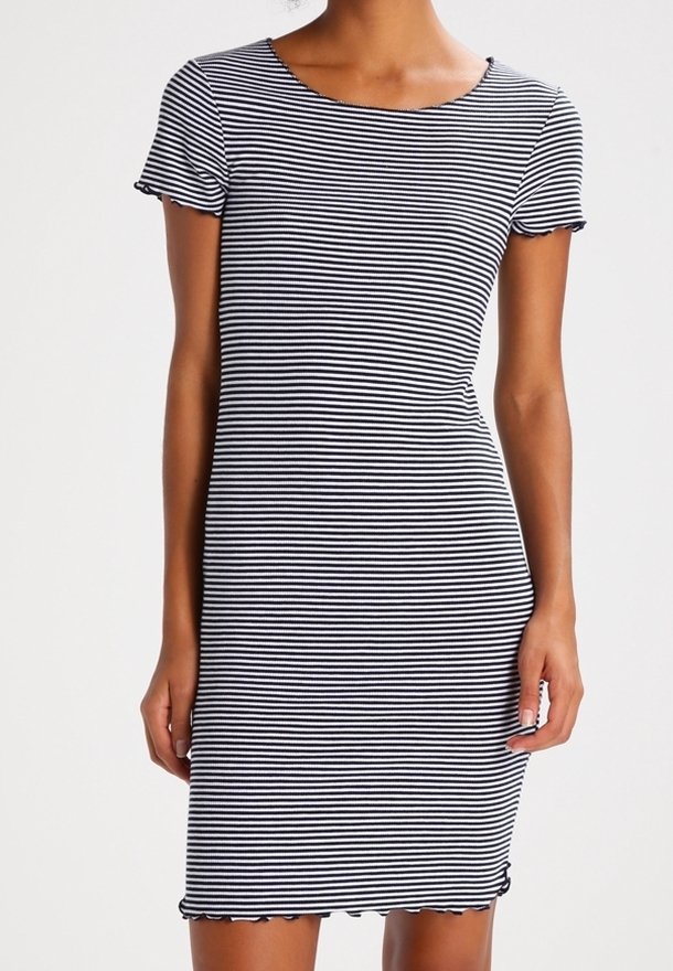 Robe rayée en noir et blanc, encolure ronde, manches courtes, coupe ajustée, avec un détail d'ourlet festonné en bas.