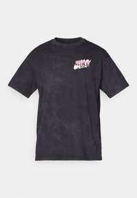 Čierne bavlnené tričko s okrúhlym výstrihom, so zaujímavým mnohofarebným logom Nike potlačeným na prednej strane v opotrebovanom štýle. Krátke rukávy.