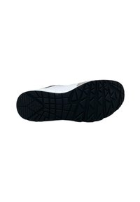 Semelle extérieure en caoutchouc noir avec un motif de texture antidérapant, dotée d'une tige blanche et grise avec des perforations pour la respirabilité et un design épuré.