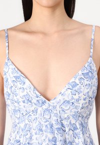 Hollister Co. V NECK RUFFLE TIER BABYDOLL MINI DRESS - Kasdienė suknelė - white