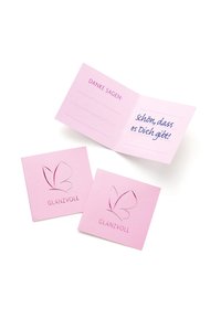 Rosa Grußkarte mit einem Schmetterlingslogo. Innen steht in Blau: "schön, dass es Dich gibt!" mit Platz für eine persönliche Nachricht.