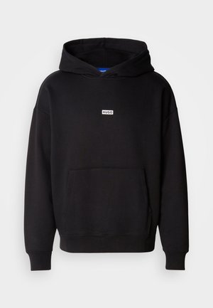 Zwarte hoodie van zachte stof, met een voorkant kangaroo zak en een klein wit "HUGO" logo op de borst.