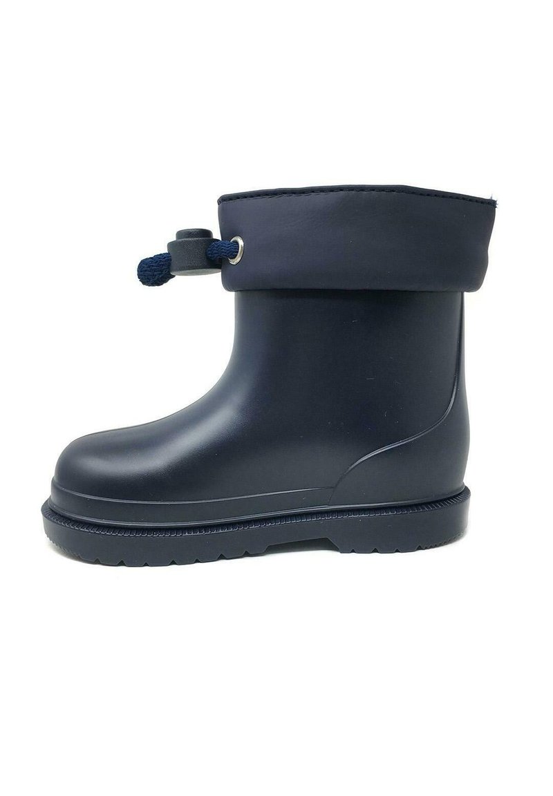 Botín de goma negro hasta el tobillo con un puño doblado, que presenta un cierre de cordón y una suela texturizada para mayor tracción. Superficie lisa, material duradero.