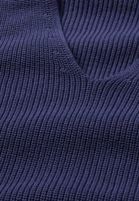 Rippstoff in tiefem Marineblau, mit einem strukturierten Design und vertikalen Linien sowie einer glatten Oberfläche. Weiches und flexibles Material.