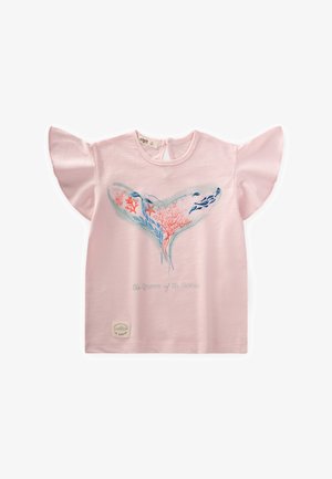 Camiseta de algodón rosa con mangas cortas y volantes, que presenta un diseño de corazón con elementos acuáticos en tonos azules y coral, y el texto "la Reina del Océano".