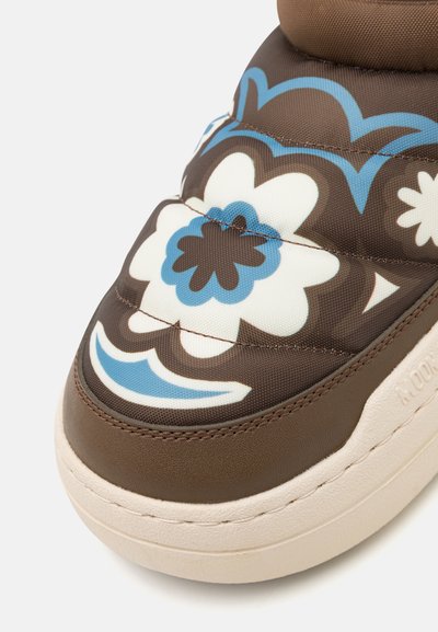 Brune polstret sneaker med blomstermønster i hvit og blå, med teksturert overdel og lysgummisåle.