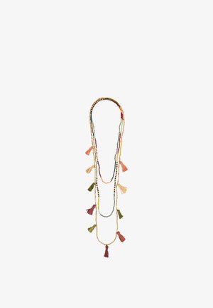 Długi, wielokolorowy naszyjnik z koralików z małymi frędzlami w kolorach czerwonym, zielonym, beżowym, pomarańczowym i żółtym, ułożony warstwami na białym tle.