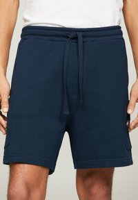 Tommy Jeans - BADGE CARGO  - Tracksuit bottoms - dark night navy Thumbnail Image 1