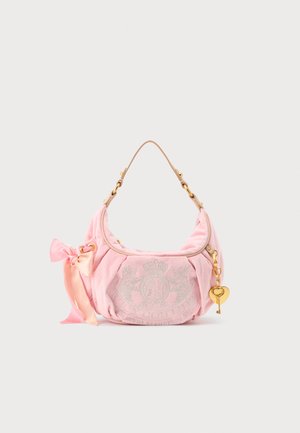 Ροζ βελούδινη τσάντα ώμου Juicy Couture με χρυσή αλυσίδα, μπρελόκ σε σχήμα καρδιάς, κεντημένο λογότυπο και ροζ σατινέ φιόγκο.