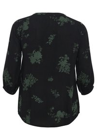 Sort bluse med blomsterprint i grønt, lange ærmer og elastiske manchetter, rund halsudskæring og en afslappet, let figurnær pasform.