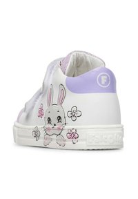 Sneaker bianca in pelle con un coniglio dei cartoni animati e fiori rosa stampati sul lato. Presenta un accento lilla nella parte posteriore e dettagli texture.