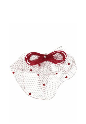 Roter Netz-Fascinator mit einer Schleife und kleinen Pompons, versehen mit einem zentralen Strassstein-Detail, gestaltet als dekoratives Accessoire.