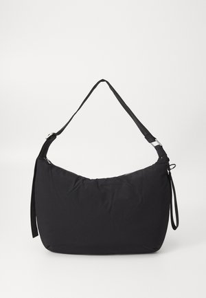 Sort nylon skuldertaske med en kurvet form, justerbar strop og lynlåslukning. Har en glat overflade og minimalistisk design.