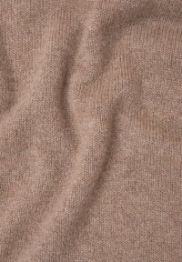 Hellbrauner Strickstoff mit einer weichen, strukturierten Oberfläche und einem gleichmäßigen Muster. Keine sichtbaren Muster oder Akzente.