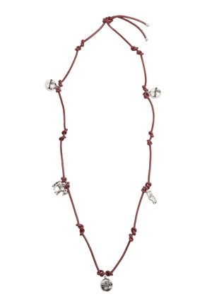 Czerwona regulowana naszyjnik z sznurkiem z srebrnymi dzwoneczkami oraz zawieszkami w kształcie słonia i stópki rozmieszczonymi na całej długości.