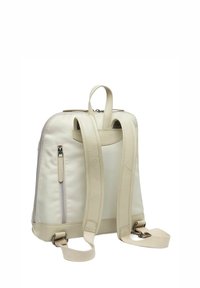 Mochila de cuero beige con correas ajustables, compartimentos con cremallera y una textura suave. Cuenta con un asa en la parte superior para transportar.