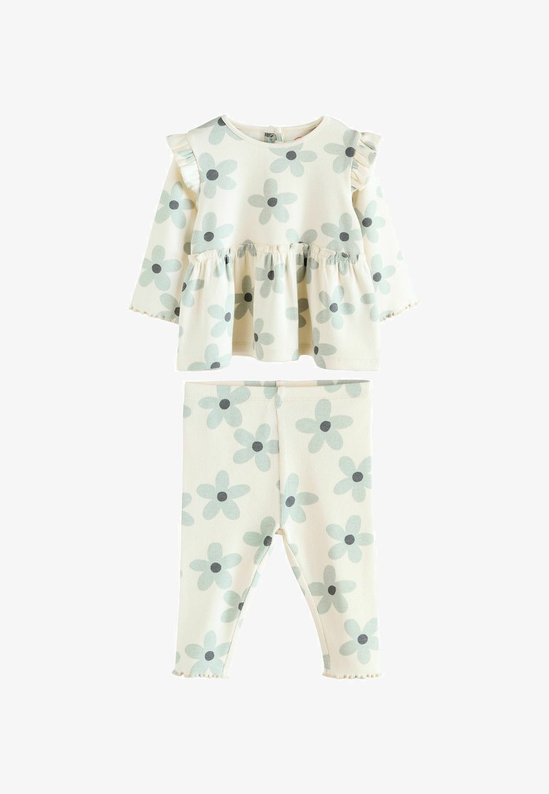Detský outfit s kvetinovým vzorom, ktorý obsahuje dlhý rukáv s volánovými ramienkami a zodpovedajúce legíny, oboje v svetlých farbách a z mäkkého materiálu.