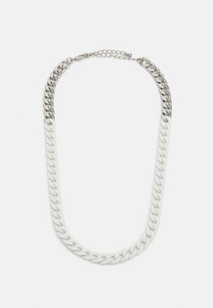 Collier chaîne épaisse avec des maillons alternés en plastique blanc et en métal argenté, équipé d'un fermoir mousqueton et d'une chaîne réglable.