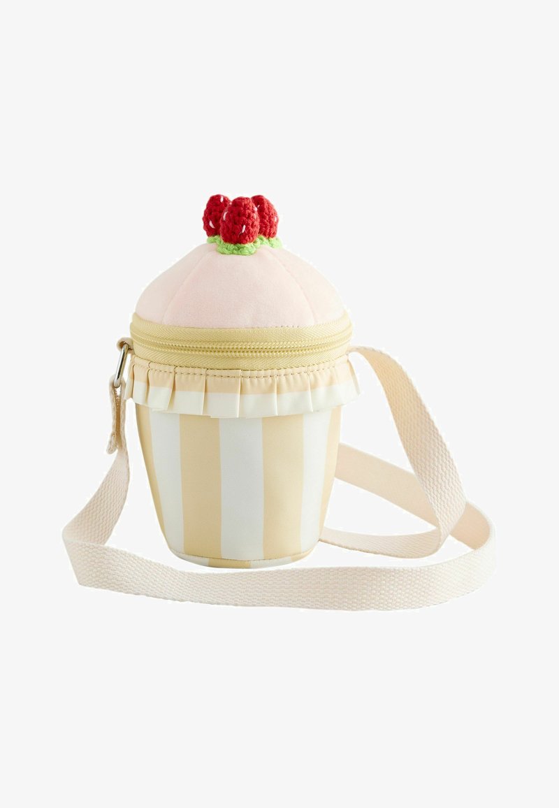 Sac bandoulière en forme de cupcake avec des rayures beige et blanc, un dessus rose, des fraises tricotées rouges, un bord à volants et une sangle réglable crème.