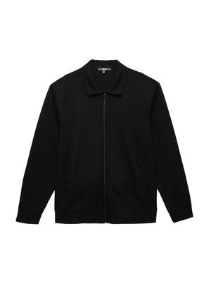 Veste noire zippée avec un col, deux poches latérales et des poignets côtelés. Fabriquée en tissu lisse, elle présente un design simple et minimaliste.