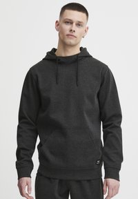 Felpa con cappuccio grigio scuro realizzata in tessuto morbido, con tasca frontale e cordini, progettata con un fit rilassato e polsini a coste.
