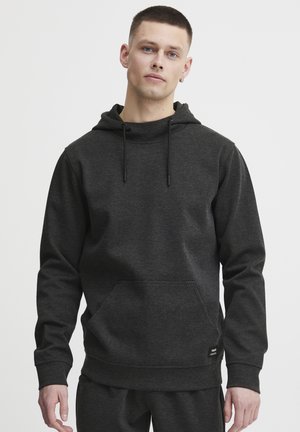 Donkergrijze hoodie gemaakt van zachte stof, met een voorzak en trekkoorden, ontworpen met een relaxed fit en geribbelde manchetten.
