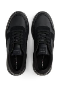 Sneakers neri con tomaia in pelle liscia e dettagli in suede, dotati di lacci rotondi, perforazioni per la traspirazione e una soletta imbottita.