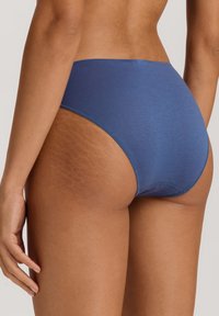 Hög midje, blå bomullsunderkläder med slät textur och dubbelstickade sömmar, i en solid färg utan synliga mönster.