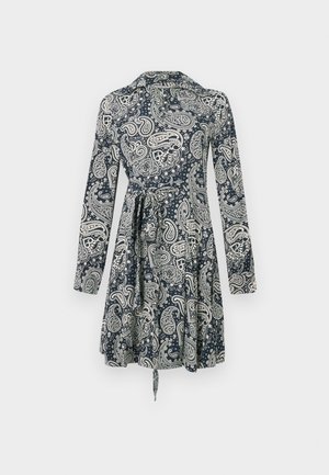 Rochie cu mânecă lungă, de culoare albastră închisă, cu un model alb paisley, având guler și talie legată, fustă fluidă și o țesătură texturată.