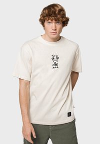 Kaotiko URBAN BOY EYE UNISEX - Camiseta estampada - ivory
