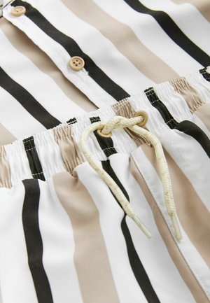 Gestreepte zwemshorts in beige, wit en zwart. Voorzien van een elastische tailleband, trekkoordsluiting en knoopdetails nabij de bovenkant.