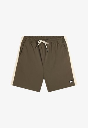 Shorts de bain marron avec des bandes blanches sur les côtés, taille élastique, cordon de serrage, poches latérales et un petit patch logo rectangulaire sur la jambe.