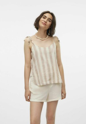 Beige en witte gestreepte tanktop met schouderbandjes, met een gebogen zoom en een lichte stofstructuur. Gepaarde met crème-kleurige shorts.