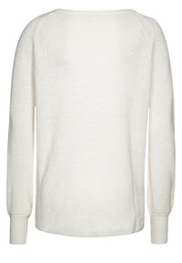Weißer Strickpullover mit strukturierter Oberfläche, weitem Ausschnitt, langen Ärmeln und gerippten Bündchen. Hat einen lockeren Schnitt und minimale Details.