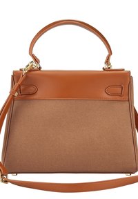 Sac à main beige avec un design structuré. Fabriqué en cuir lisse et en tissu texturé. Dispose d'une anse supérieure et d'une bandoulière amovible. Accents en métal doré.