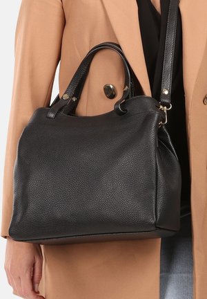 Zwarte leren handtas met een gestructureerde afwerking, ronde vorm, dubbele korte handvatten en gouden hardware accenten.
