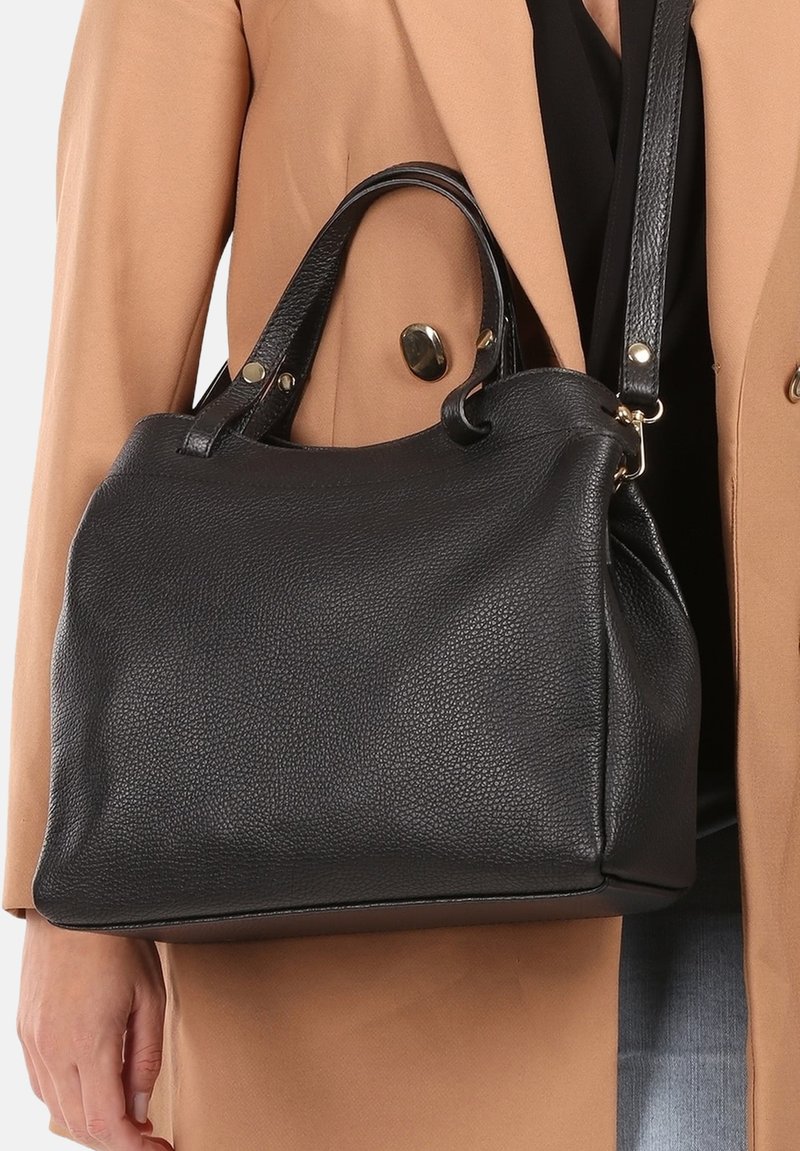 Zwarte leren handtas met een gestructureerde afwerking, ronde vorm, dubbele korte handvatten en gouden hardware accenten.
