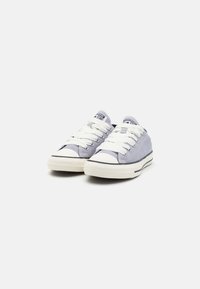 Sneakers in tela viola con punte e lacci in gomma bianca, caratterizzati da una striscia nera lungo la suola e un logo sulla linguetta.