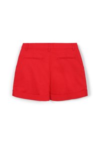 Shorts en coton rouge avec un ourlet roulé, dotés de deux poches arrière et d'une texture lisse. Conçus pour un usage quotidien avec une coupe ajustée.